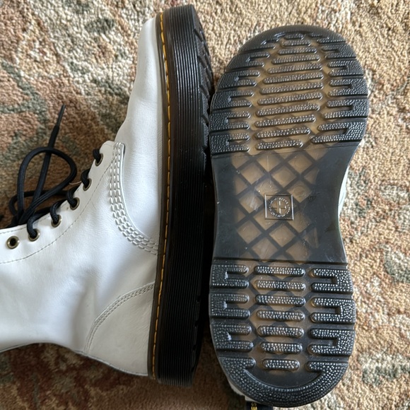 LIKE NEW! Dr. Martens white Combat Boot women’s size 9/ men’s size 8 - Picture 5 of 5